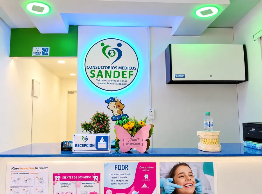 Recepción del consultorio SanDef con el logotipo iluminado